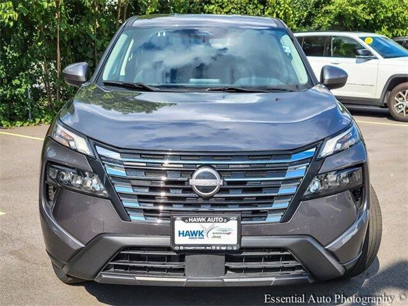 2024 Nissan Rogue SV photo 2