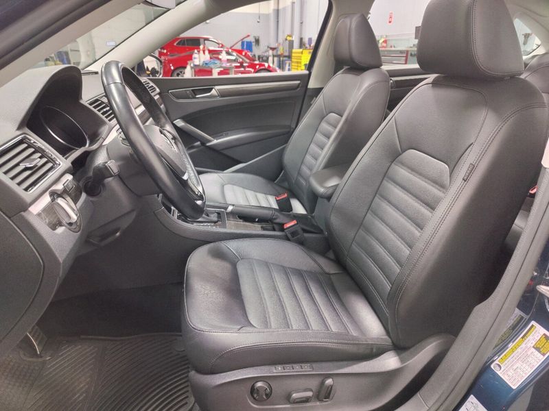 2018 Volkswagen Passat SEL Premium w/Sunroof & NavImage 16