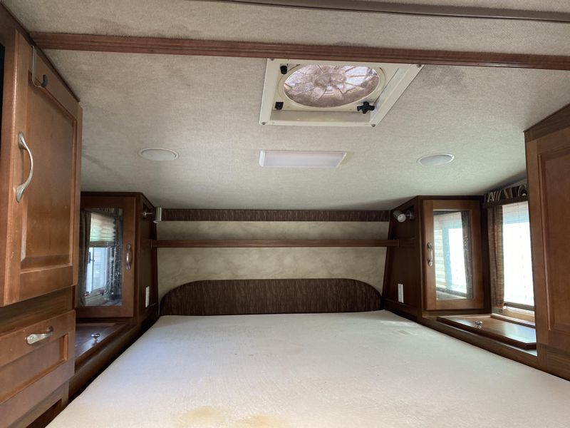 Used 2012 ARCTIC FOX 990 Image 9