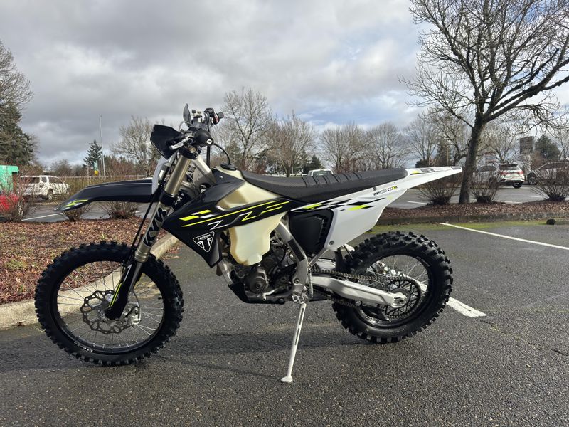 2026 Triumph TF 250 - C - JET BLACK - PURE WHITE 