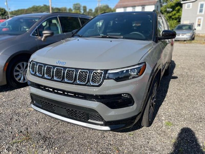 Used 2023 Jeep Compass LimitedImage 1