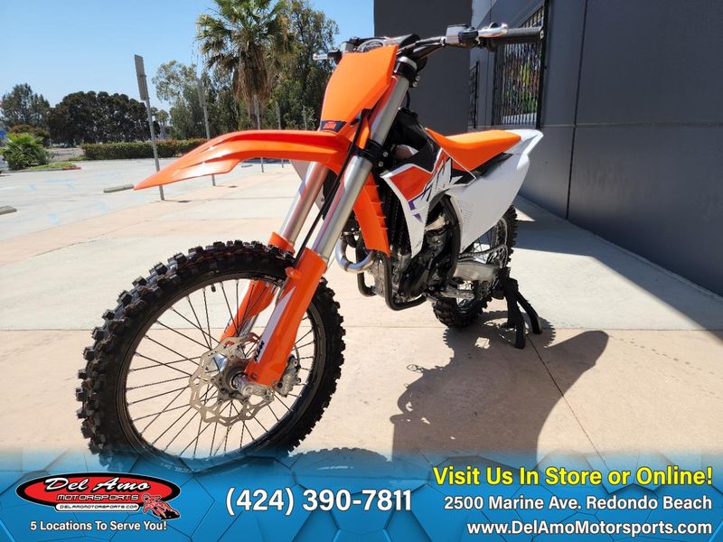 2024 KTM 250 SX-F  in a ORANGE exterior color. Del Amo Motorsports of Redondo Beach (424) 304-1660 delamomotorsports.com 