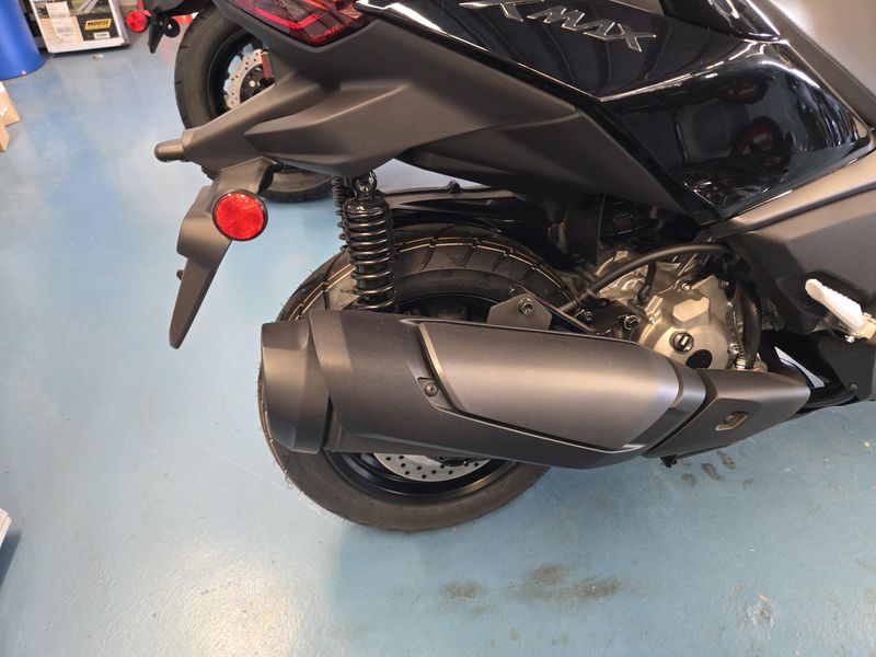 2025 Yamaha XMAX MIDNIGHT BLACK Image 16