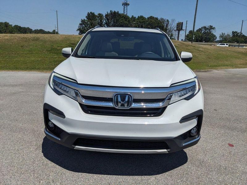 2022 Honda Pilot Touring 7-Passenger in a Platinum White Pearl exterior color and Beigeinterior. Johnson Dodge 601-693-6343 pixelmotiondemo.com 