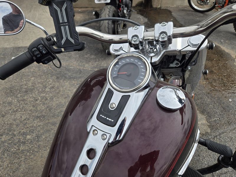 USED 2022 HARLEY SOFT TAIL FAT BOY 114 MIDNIGHT CRIMSON AND VIVID BLACK Image 9