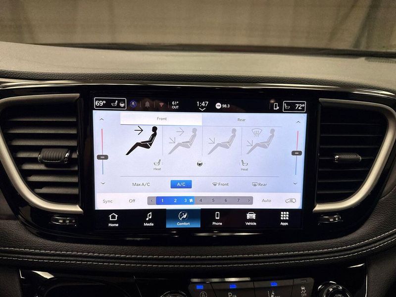 New 2026 Chrysler Pacifica SelectImage 11