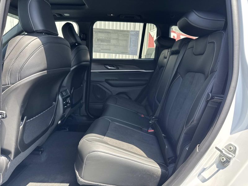 New 2026 Jeep Grand Cherokee Laredo Altitude 4x2