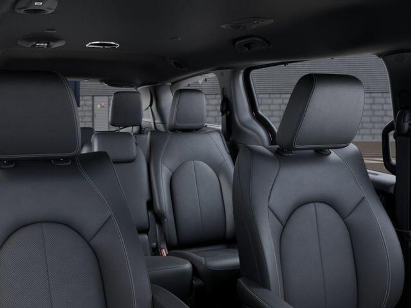 New 2027 Chrysler Pacifica SelectImage 26