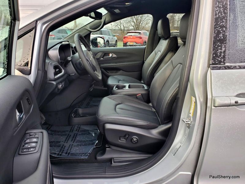 New 2026 Chrysler Pacifica Select