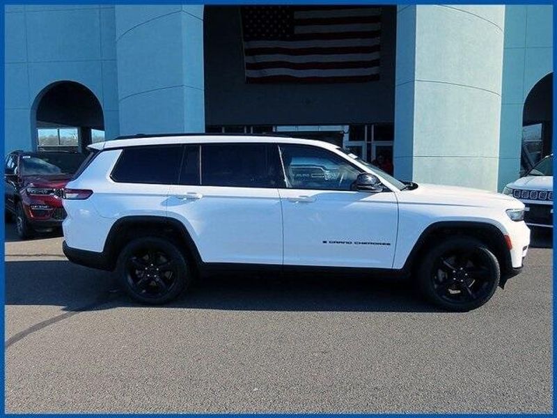 2021 Jeep Grand Cherokee L LaredoImage 2