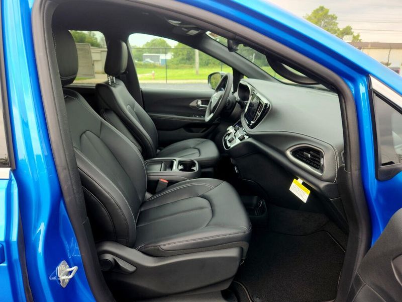 New 2027 Chrysler Pacifica Select