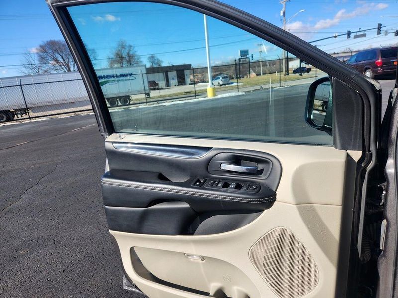 2019 Dodge Grand Caravan SXTImage 16