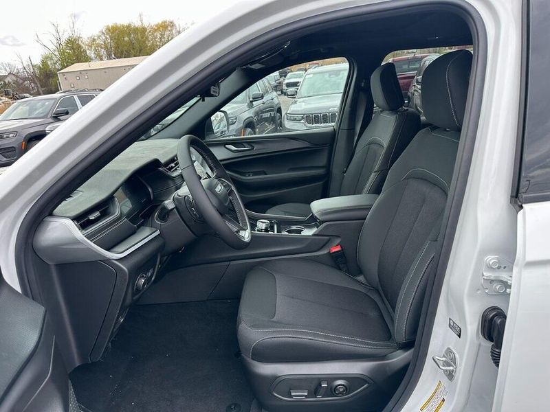 2025 Jeep Grand Cherokee Laredo X 4x4Image 12