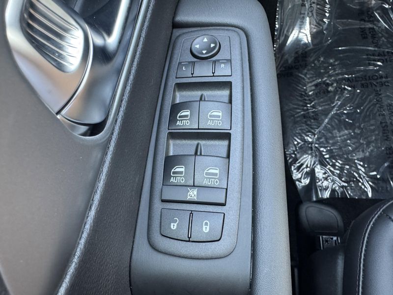 New 2025 Chrysler Pacifica SelectImage 21
