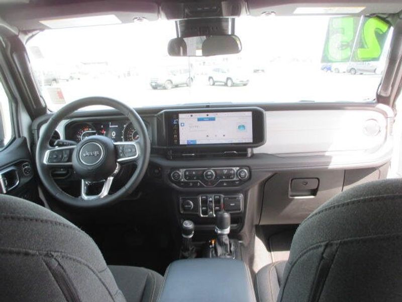 Used 2025 Jeep Wrangler SaharaImage 29
