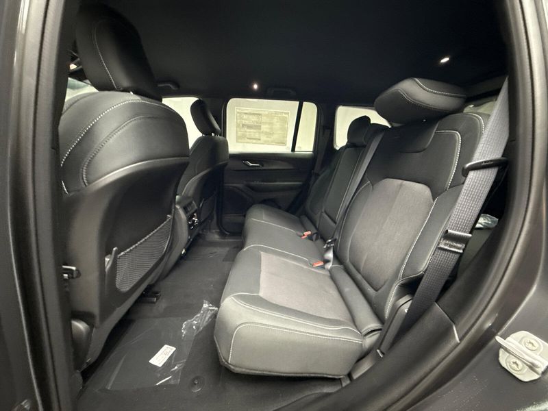 New 2025 Jeep Grand Cherokee Laredo 4x4Image 15