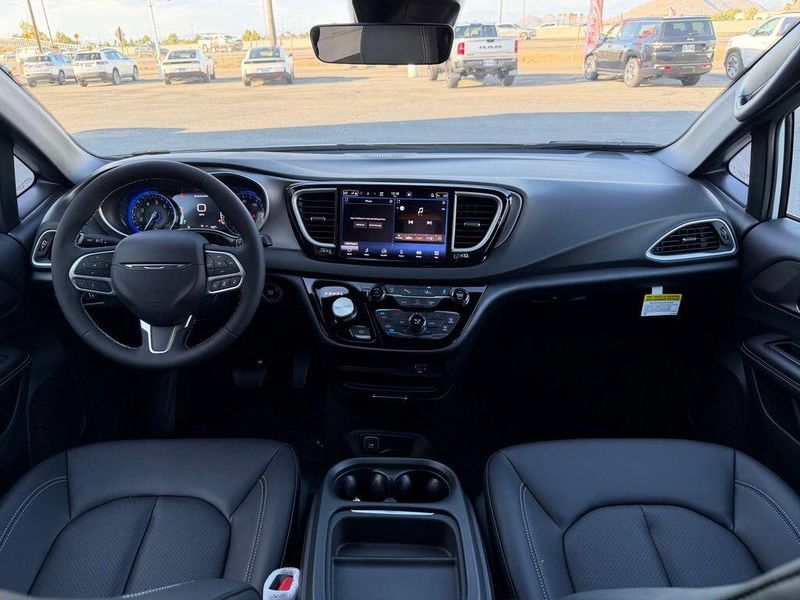 New 2027 Chrysler Pacifica LXImage 18