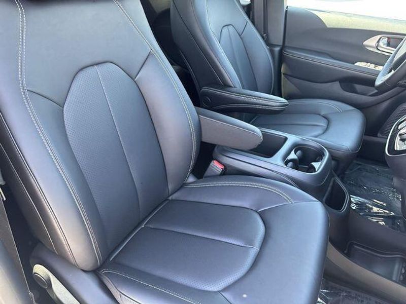 New 2026 Chrysler Voyager LxImage 11