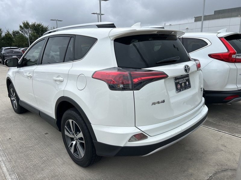 2016 Toyota RAV4 XLEImage 3