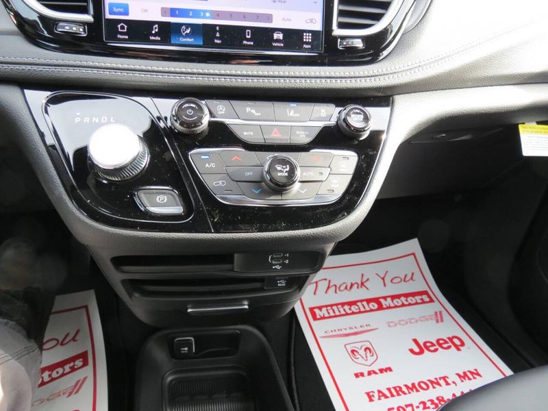 New 2026 Chrysler Pacifica SelectImage 15