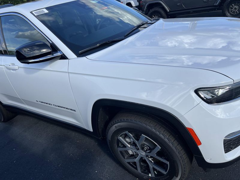 New 2025 Jeep Grand Cherokee Limited 4x4Image 4