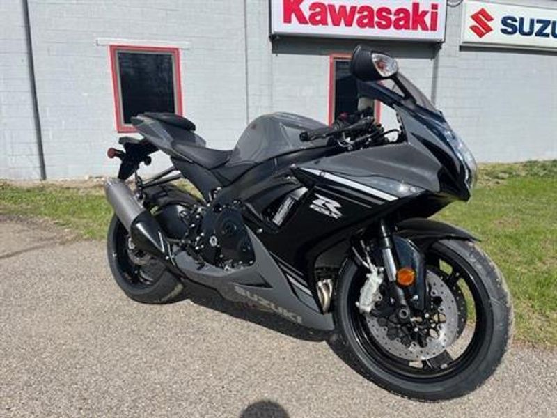 2025 Suzuki GSXR 600 SOLID IRON GRAY AND GLASS SPARKLE BLACK Image 1