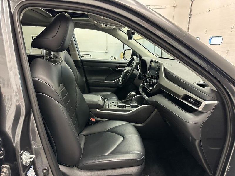2021 Toyota Highlander XLE photo 30