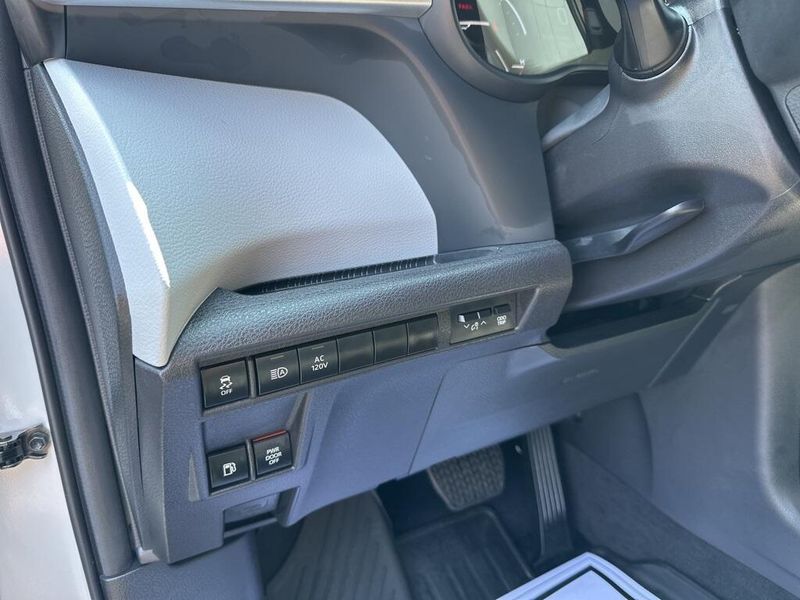 2025 Toyota Sienna XLEImage 30