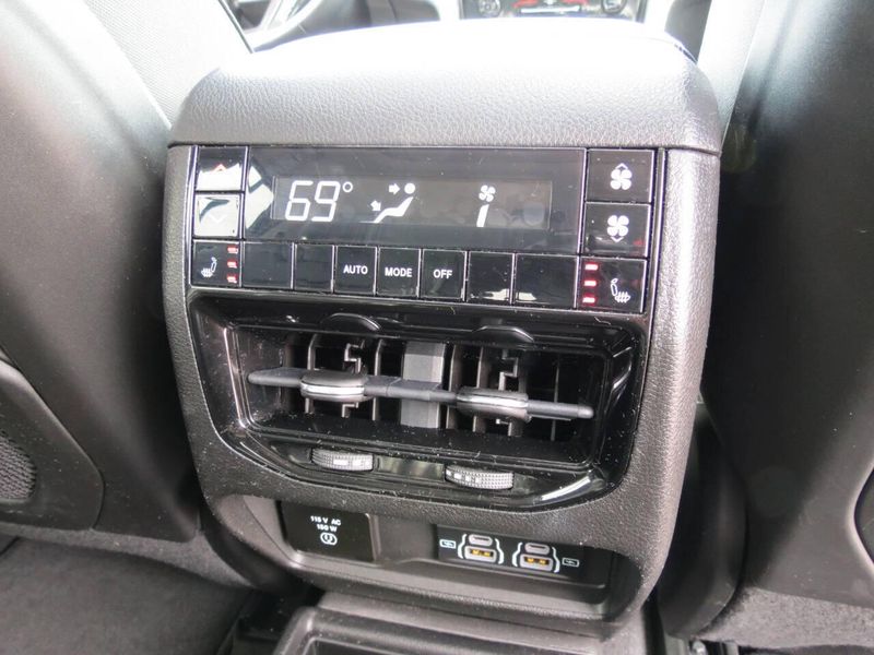 2022 Jeep Grand Cherokee L Limited 4x4 4dr SUVImage 30