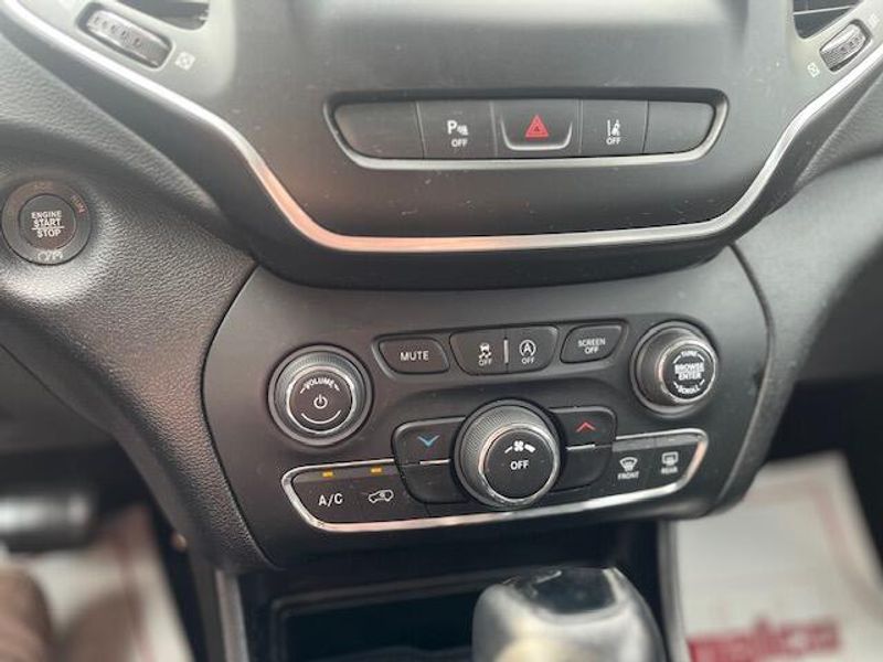 Used 2021 Jeep Cherokee Image 16