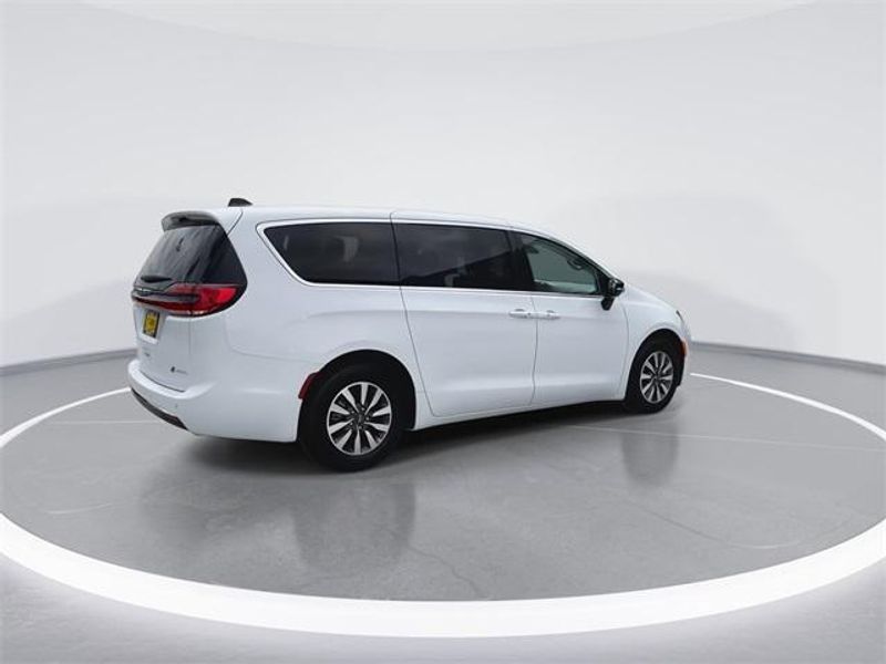 New 2024 Chrysler Pacifica Plug-in Hybrid SelectImage 8