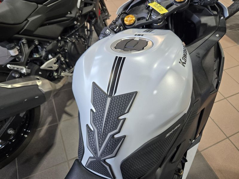 Used 2025 Kawasaki Ninja ZX4RR ABS Image 13