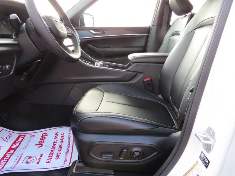 New 2026 Jeep Grand Cherokee L Limited 4x4Image 21