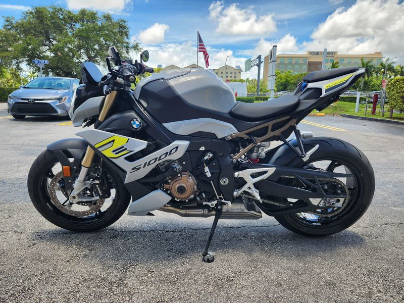 2022 BMW S 1000 R Image 1