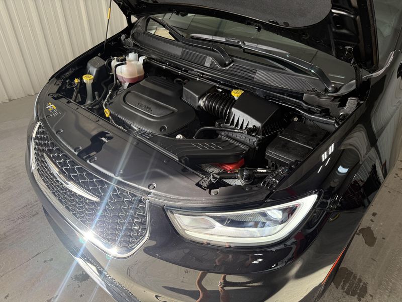 Used 2026 Chrysler Pacifica SelectImage 16