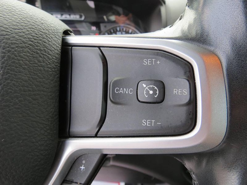 Used 2022 RAM 1500 Big Horn 4x4 4dr Crew Cab 6.4 ft. SB PickupImage 14