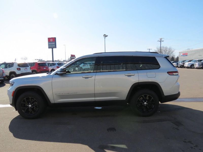 2022 Jeep Grand Cherokee L Limited 4x4 4dr SUVImage 4
