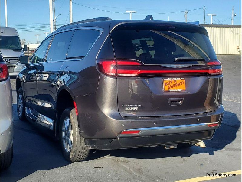 2022 Chrysler Pacifica Touring L photo 3