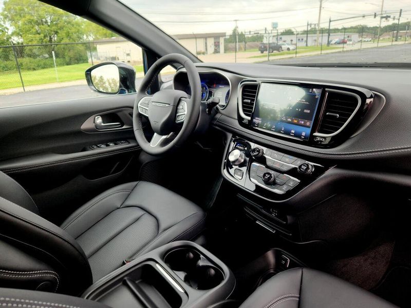 New 2027 Chrysler Pacifica Select