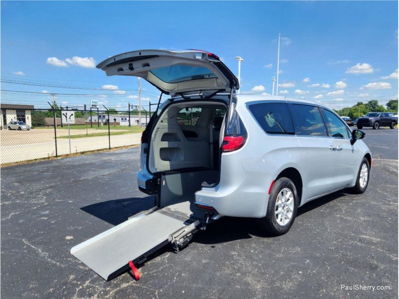 Used 2024 Chrysler Pacifica Touring L