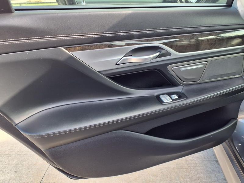 2017 BMW 750i 750iImage 19