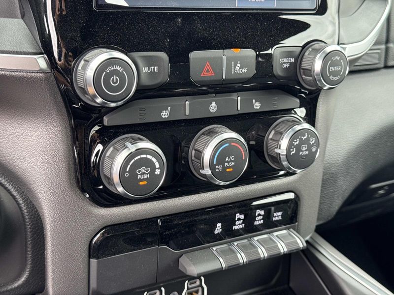 New 2026 RAM 1500 Big Horn Crew Cab 4x2 5'7' Box