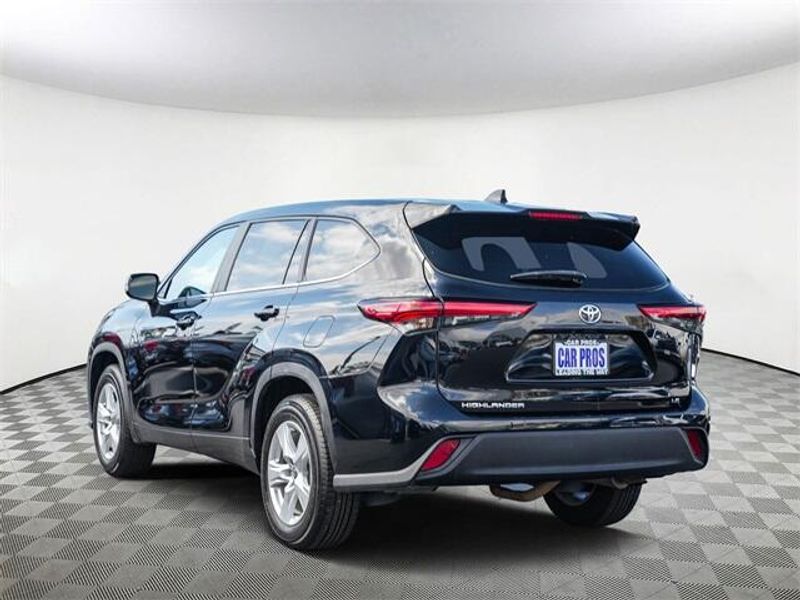 2023 Toyota Highlander LEImage 8