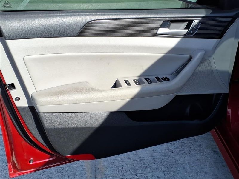 Used 2018 Hyundai Sonata LimitedImage 17