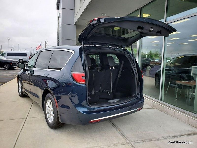 2025 Chrysler Pacifica SelectImage 12