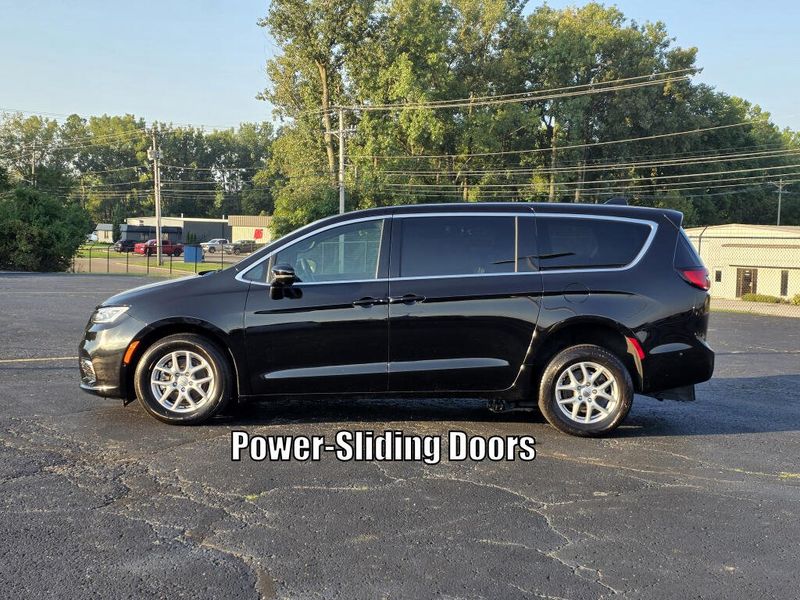 Used 2025 Chrysler Pacifica Select