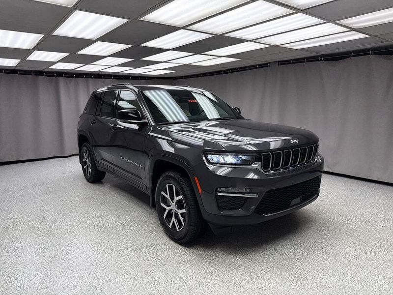 New 2025 Jeep Grand Cherokee Limited 4x4Image 4