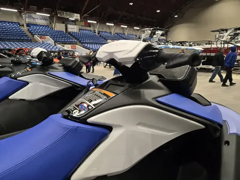 2025 SEADOO SPARK FOR 3 CONVENIENCE PACKAGE WITH SOUND SYSTEM DAZZLING BLUE AND VAPOR BLUE Image 8