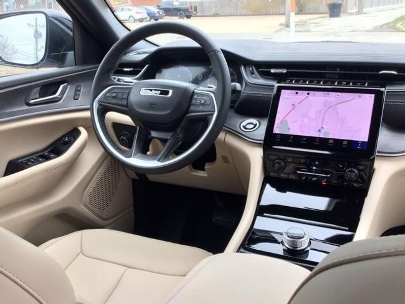 New 2025 Jeep Grand Cherokee Limited 4x2Image 9
