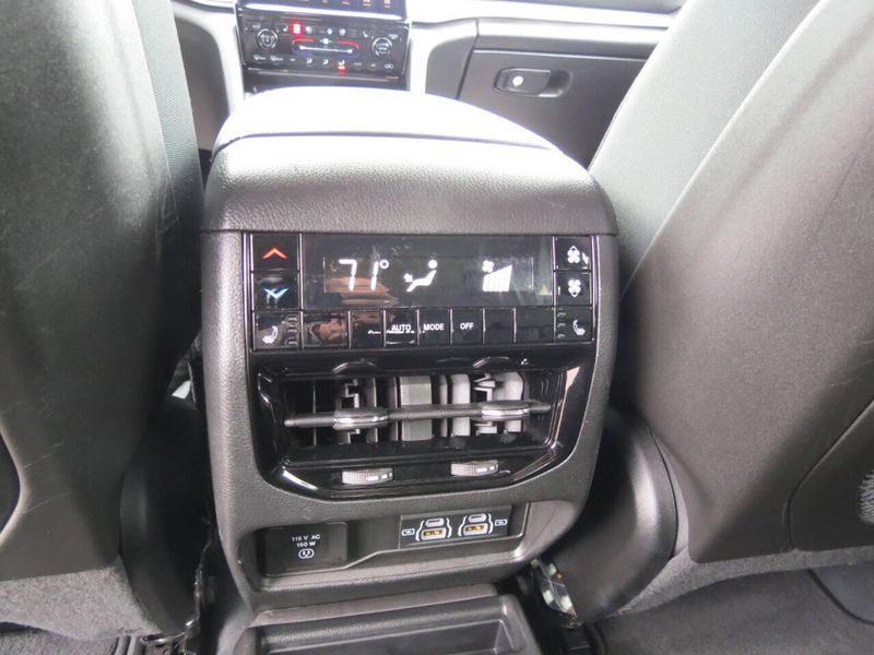 New 2023 Jeep Grand Cherokee L Limited 4x4 4dr SUVImage 36